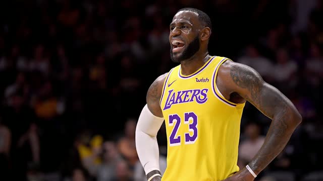 Фанаты «Лейкерс» спели Леброну песню в честь дня рождения