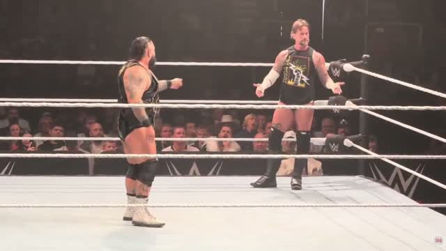 СМ Панк затроллил легенду WWE на новогоднем шоу