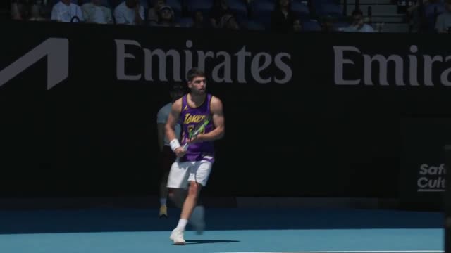 Алькарас потренировался перед АО-2026 в джерси Леброна