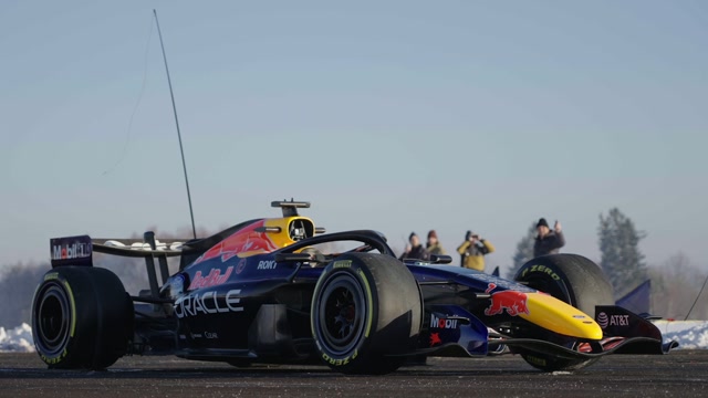 «Ред Булл» показал новую гоночную ливрею с помощью самолёта