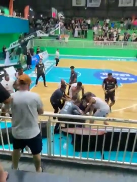 Трое мужчин избили арбитра после матча в Бразилии