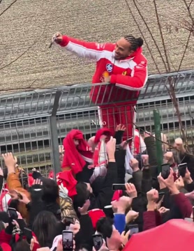 Хэмилтон поприветствовал тифози после презентации болида