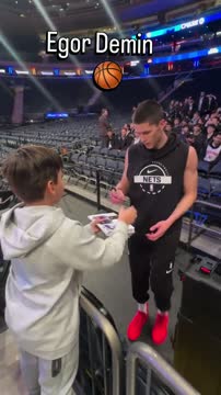 Фанатка на русском обратилась к Дёмину перед матчем НБА