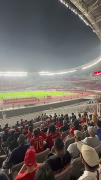 Журналист «Чемпионата» с баннером на матче чемпионата Индонезии