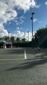 Серена тренируется на корте в окружении своих дочек