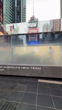 «Кадиллак» установил бокс на Таймс-сквер перед презентацией