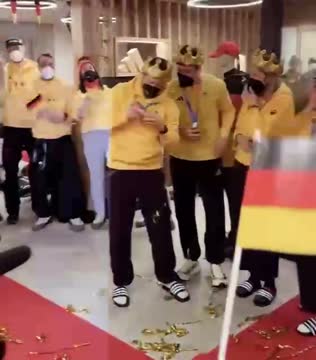 У немецкого биатлониста сломалась медаль Олимпиады-2026