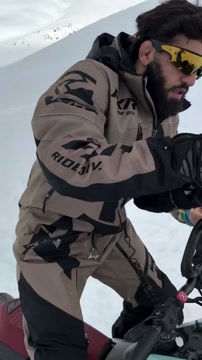 Царукян во время катания на снегоходе съел чёрную икру