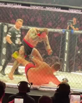 Боец укусил соперника за ухо и спровоцировал скандал