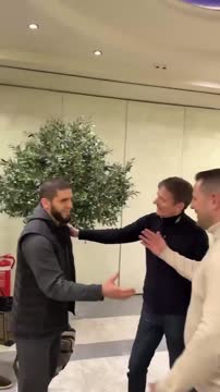 Ислама Махачева встречают в аэропорту Сербии