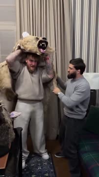 Арман Царукян подарил Джейку Полу шкуру медведя