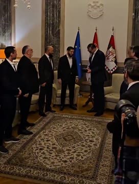 Махачев подарил президенту Сербии перчатки с боя UFC 322