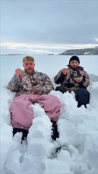 Джейк Пол и Арман Царукян кушают чёрную икру, сидя в сугробе