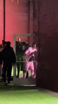 Месси пытается прорваться к судьям после матча МЛС