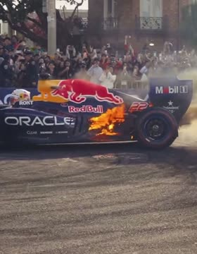 У Цуноды загорелся болид «Ред Булл» на демонстрационном заезде