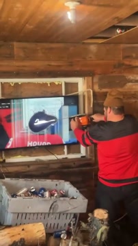 Болельщик Канады распилил телевизор после поражения в финале ОИ