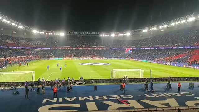 Фанаты «ПСЖ» скандируют фамилию Сафонова в честь его дня рождения