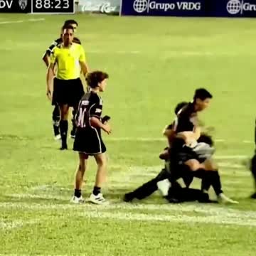 Болельщики прорвались на поле и повалили Лионеля Месси на газон