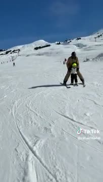 Рафаэль Надаль катается на лыжах со своим сыном