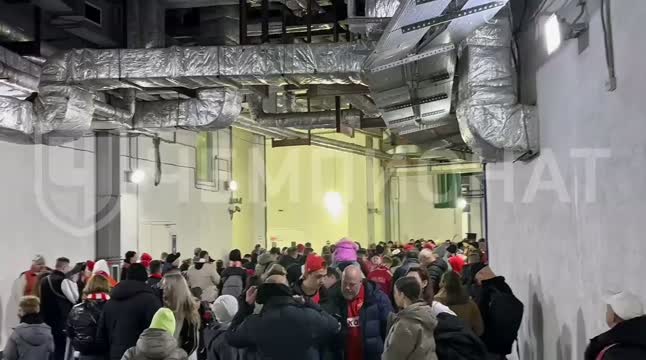 Болельщики «Спартака» заряжают кричалки в подтрибунке перед началом матча с «Сочи»