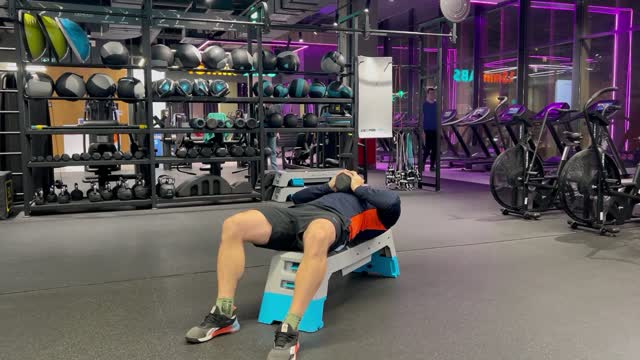 Тренировка на грудь с гирей