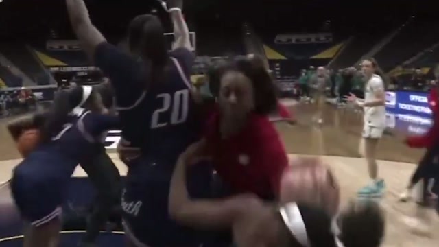 Массовая драка в матче женских команд в NCAA