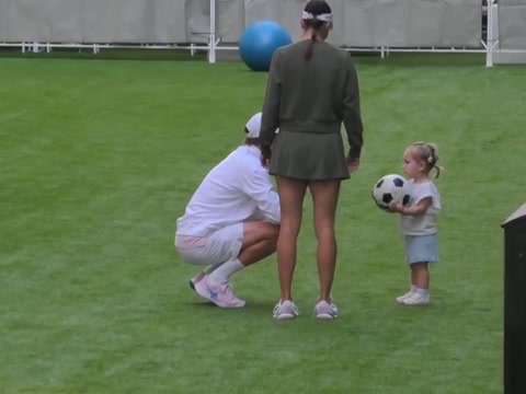 Синнер сыграл в футбол с маленькой дочерью Бенчич в Майами