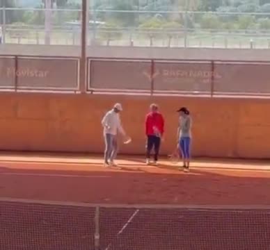 Надаль участвует в подготовке Швёнтек к сезону на грунте