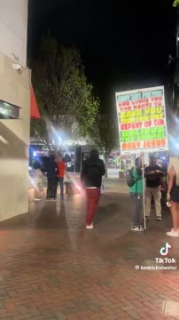 Игрок НБА проповедует на улице после отчисления из команды