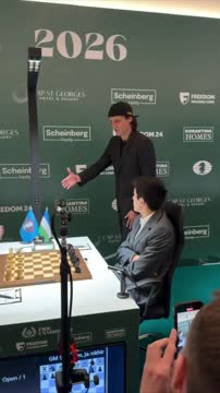 Футболист Давид Луис сделал символический ход на доске Есипенко