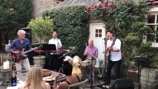 Деймон Хилл сыграл на гитаре