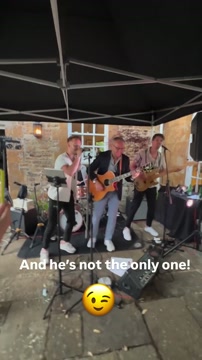 Доменикали сыграл на гитаре и спел