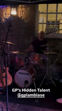 Ламбьязе показал навыки игры на барабанах