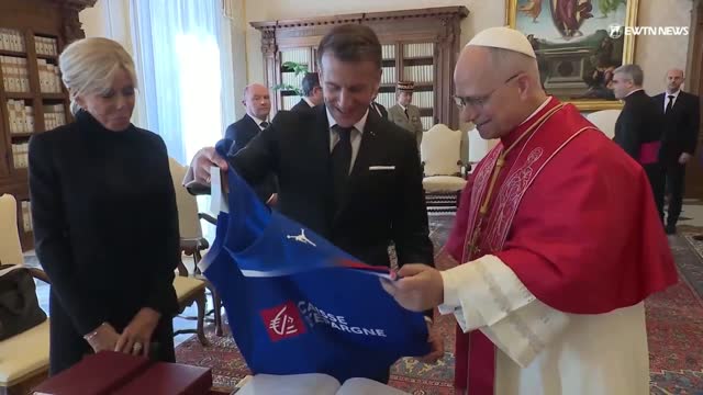 Макрон подарил папе Римскому джерси сборной Франции