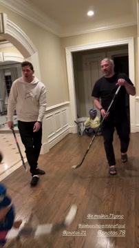 Овечкин с сыновьями сыграл у себя дома в хоккей с Малкиным