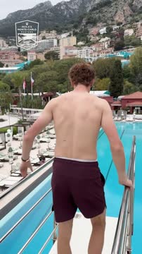 Синнер прыгнул в бассейн с вышки в Монако