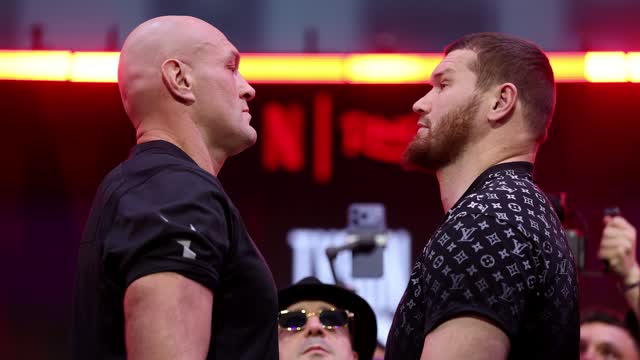 Махмудов вышел на бой с Фьюри под сигнал о ракетной опасности