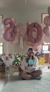 Камила Валиева задувает свечи на торте в честь 20-летия