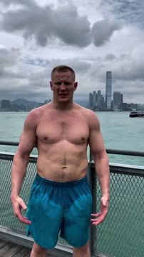 Сергей Павлович показал, как набирает форму перед UFС Макао