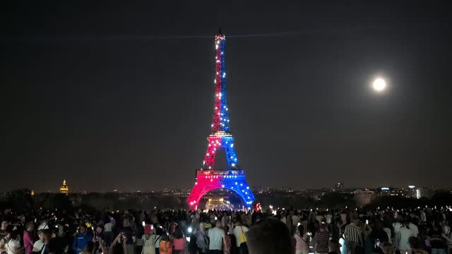 Эйфелеву башню подсветили в цветах «ПСЖ» перед финалом ЛЧ