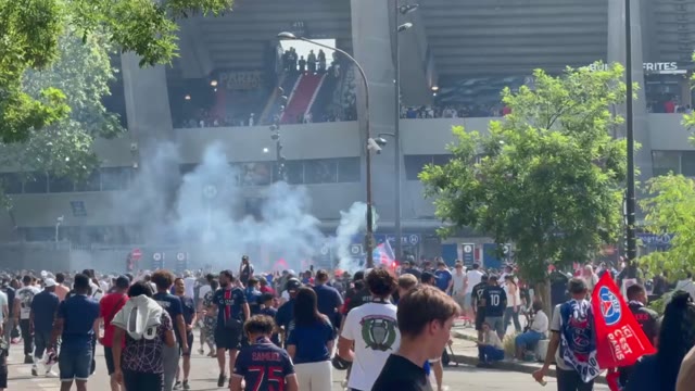 Фанаты «ПСЖ» и пиротехника возле стадиона в Париже