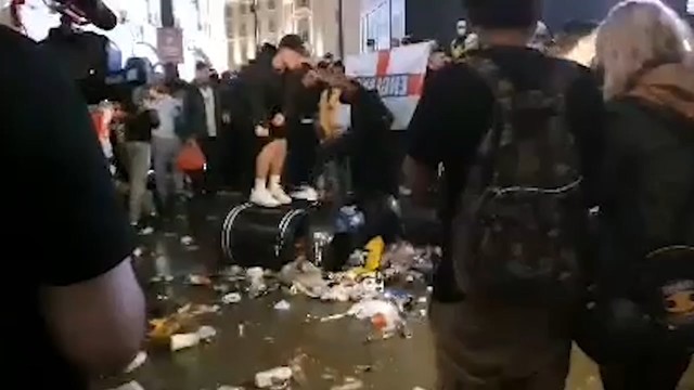 Болельщики сборной Англии избили мусорку в центре Лондона