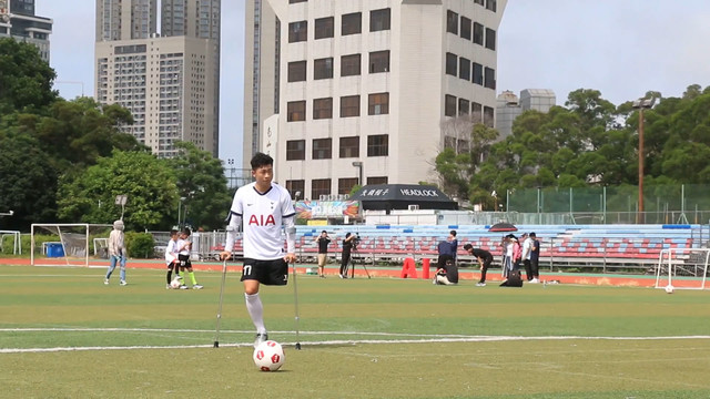 Китайский юноша с одной ногой продолжает играть в футбол