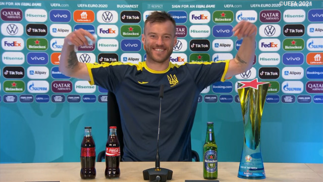 Ярмоленко поставил перед собой колу и пиво на пресс-конференции