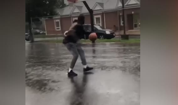 Настоящего фаната баскетбола не остановят ни карантин, ни дождь