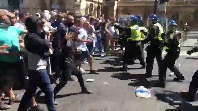 Столкновения фанатов и полиции в Лондоне