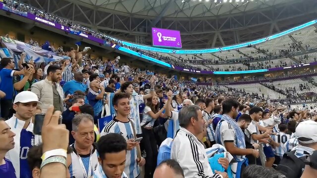 Фанаты Аргентины поют песню «Vamos Argentina»