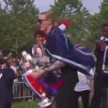 Сафонов поднял Кубок ЛЧ на чемпионском параде «ПСЖ»