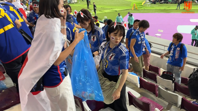 Болельщики сборной Японии убираются после матча