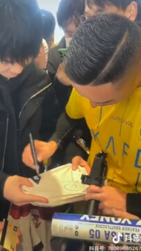 Фейковый Роналду раздавал автографы в Китае